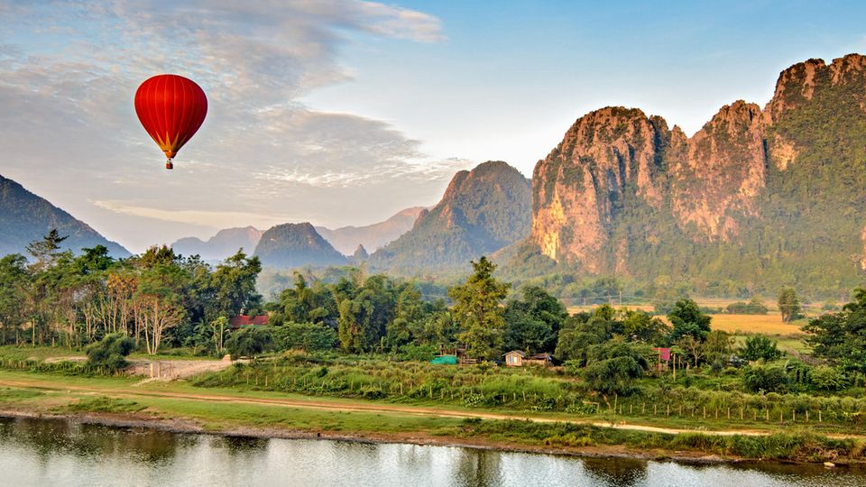 Laos  Info: Laotische Tourismusbehörde.  Anreise:  Stopover-Flüge ab Frankfurt und München nach Vientiane über Bangkok.  Einreisebestimmungen:  Deutsche benötigen für die Einreise in die Demokratische Republik Laos ein Visum. Dies kann bei der laotischen Auslandsvertretung in Berlin (030-89 06 06 47) oder direkt bei der Einreise beantragt werden. Der Antragsteller benötigt einen sechs Monate gültigen Pass sowie zwei Lichtbilder. Das 30-Tage-Visum kostet 30 US-Dollar.  Die Einreise ist mit einem vorläufigen oder regulären Reisepass möglich. Kinder dürfen mit einem Kinderreisepass oder mit einem Eintrag im Pass der Eltern (inkl. Lichtbild) einreisen. Alle Dokumente müssen noch sechs Monate gültig sein.  Reisezeit:  Nach Laos zieht es die Mehrheit der Reisenden zwischen Oktober und März. Die Hochsaison ist von Dezember bis Februar. In dieser Phase ist es nicht ganz so heiß und nicht sehr regenreich. Die Regenzeit von Mai bis Oktober kommt für Reisende in Frage, die sich eher in den höheren Lagen des bergigen Landes aufhalten oder etwa eine Mekong-Kreuzfahrt buchen wollen.  Impfungen:  Das Auswärtige Amt empfiehlt eine Hepatitis -A -Impfung. Langzeitreisenden wird ein Schutz gegen Hepatitis B, Typhus, Tollwut sowie Japanische Encephalitis angeraten. Über die Notwendigkeit einer Malaria-Prophylaxe sollten sich Laos-Reisende vorab bei einem Tropenmediziner erkundigen.  Besonderheiten:  In der jüngsten Vergangenheit hat die Kleinkriminalität in der Laos zugenommen. Auch auf den großen Nationalstraßen gab es 2011 einige bewaffnete Überfälle. Reisende, die das Land abseits der Touristenpfade erkunden wollen, sollten in jedem Fall einen ortskundigen Führer anheuern. Die Sicherheit der Inlandsflüge hat sich durch den Einsatz neuer Maschinen stark verbessert. Dennoch sollte man während der Monsunmonate auf Flüge in die abgelegenen Nordprovinzen besser verzichten. Drogendelikte werden bis hin zur Todesstrafe geahndet. Bereits das Rauchen eines oints kann zu erheblichen Geldstrafen führen. Sexueller Kontakte mit Minderjährigen sowie außerehelicher Sex sind strafbar.
