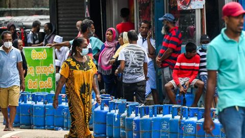 Menschen stehen in der sri-lankischen Hauptstadt Colombo Schlange, um Flüssiggas zu kaufen