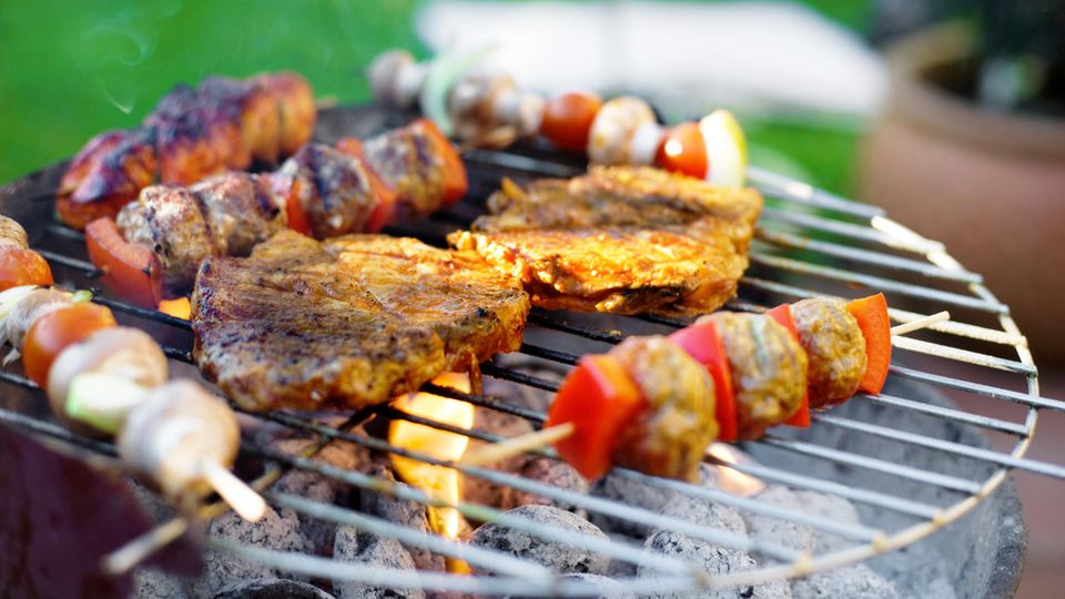 Bratspieß und Fleisch auf dem Grill