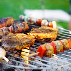 Bratspieß und Fleisch auf dem Grill