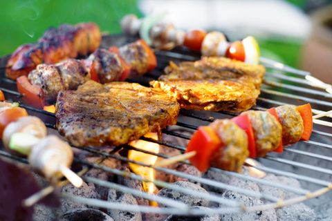 Bratspieß und Fleisch auf dem Grill