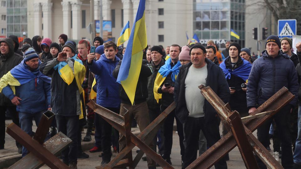 Bewohner der Stadt Cherson protestieren Anfang März gegen die russische Besatzung 