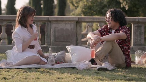 Szene aus der Serie: Zwei Menschen picknicken
