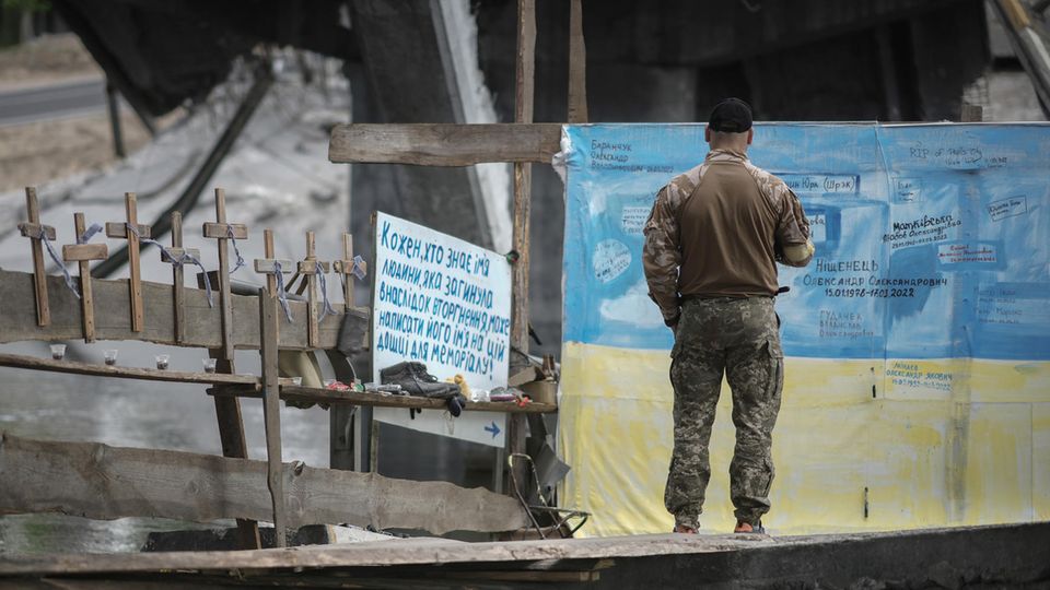 Ein Soldat der Armee der Ukraine in Irpin (Archivbild)