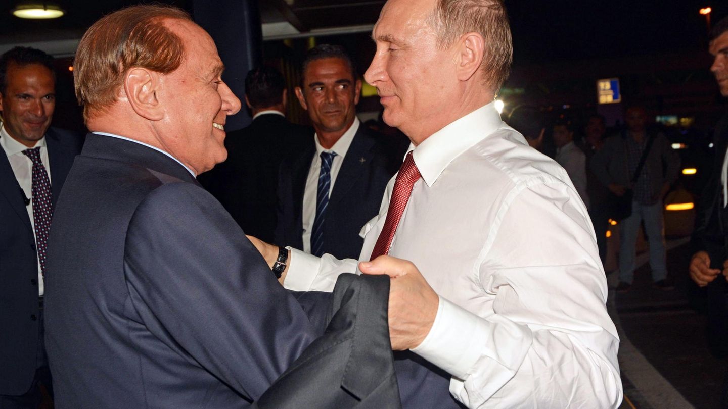 Italiens Russlandproblem: Herzliche Begrüßung: Silvio Berlusconi (l.) heißt 2015 als Premier Wladimir Putin in Rom willkommen Herzliche Begrüßung: Silvio Berlusconi (l.) heißt 2015 als Premier Wladimir Putin in Rom willkommen