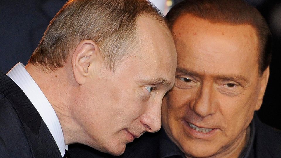 Der damalige Premier Berlusconi heißt Wladimir Putin 2010 nahe Mailand willkommen