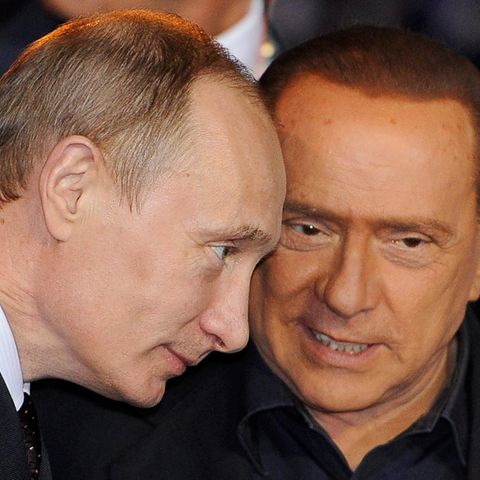 Der damalige Premier Berlusconi heißt Wladimir Putin 2010 nahe Mailand willkommen