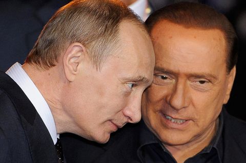 Der damalige Premier Berlusconi heißt Wladimir Putin 2010 nahe Mailand willkommen