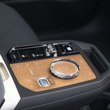 Die Mittelkonsole mit Holzelement