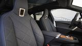 Der BMW iX M60 verfügt über Multifunktionssitze mit integrierten Kopfstützen