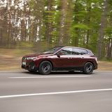 Der BMW iX M60 hat eine Länge von 4,95 Metern