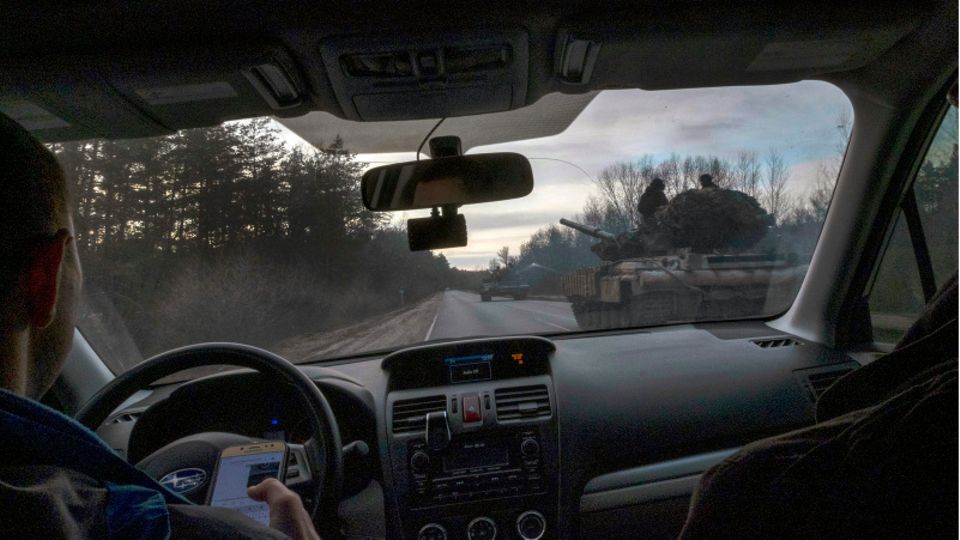 Ukraine, Sewerodonezk: Ein Militärfahrzeug der ukrainischen Armee bewegt sich auf einer Straße am Stadtrand