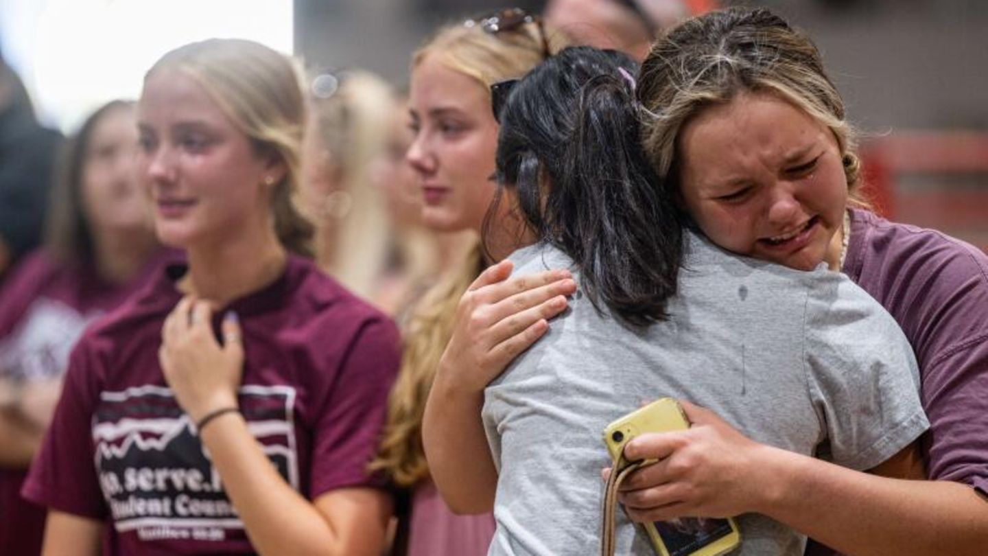 Gemeindemitglieder trauern bei einer Mahnwache für die 21 Opfer des Amoklaufs an der Rob Elementary School in Uvalde, Texas