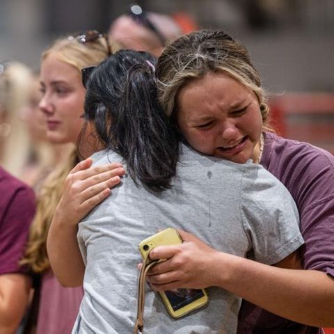 Gemeindemitglieder trauern bei einer Mahnwache für die 21 Opfer des Amoklaufs an der Rob Elementary School in Uvalde, Texas