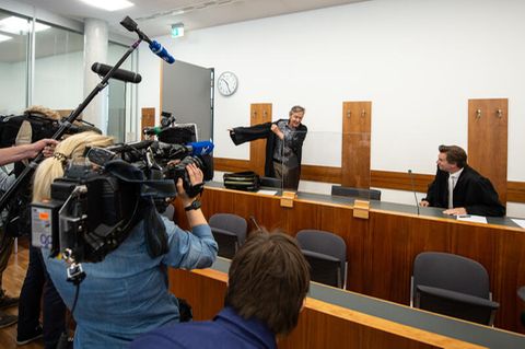 Kassel: Die Verteidiger Thomas Hammer (l.) und Sven Schoeller der Angeklagten sitzen zum Auftakt im Gerichtssaal