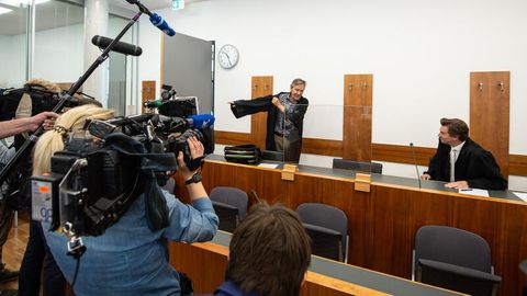 Kassel: Die Verteidiger Thomas Hammer (l.) und Sven Schoeller der Angeklagten sitzen zum Auftakt im Gerichtssaal