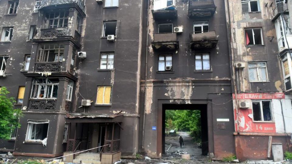 Ein ausgebranntes Wohnhaus in Mariupol