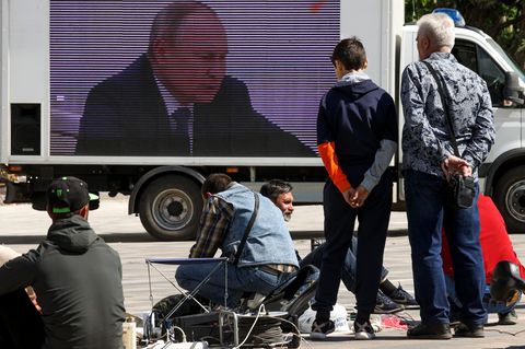 In Mariupol erschallt nun überall Kreml-Propaganda von installierten und beweglichen TV-Bildschirmen