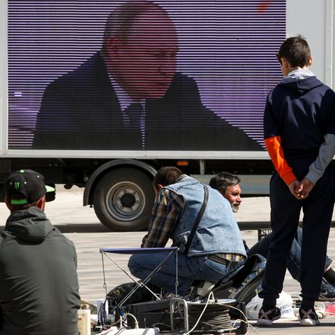 In Mariupol erschallt nun überall Kreml-Propaganda von installierten und beweglichen TV-Bildschirmen