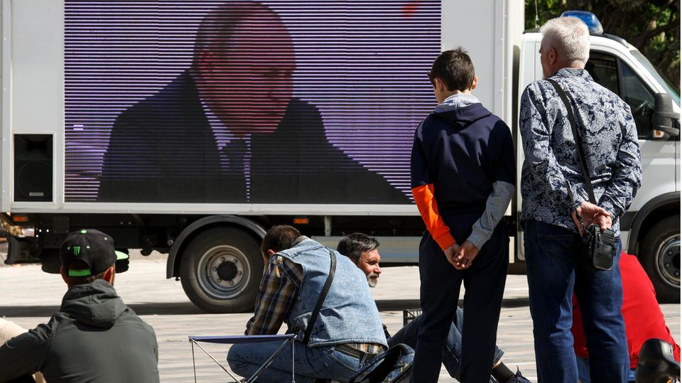 In Mariupol erschallt nun überall Kreml-Propaganda von installierten und beweglichen TV-Bildschirmen