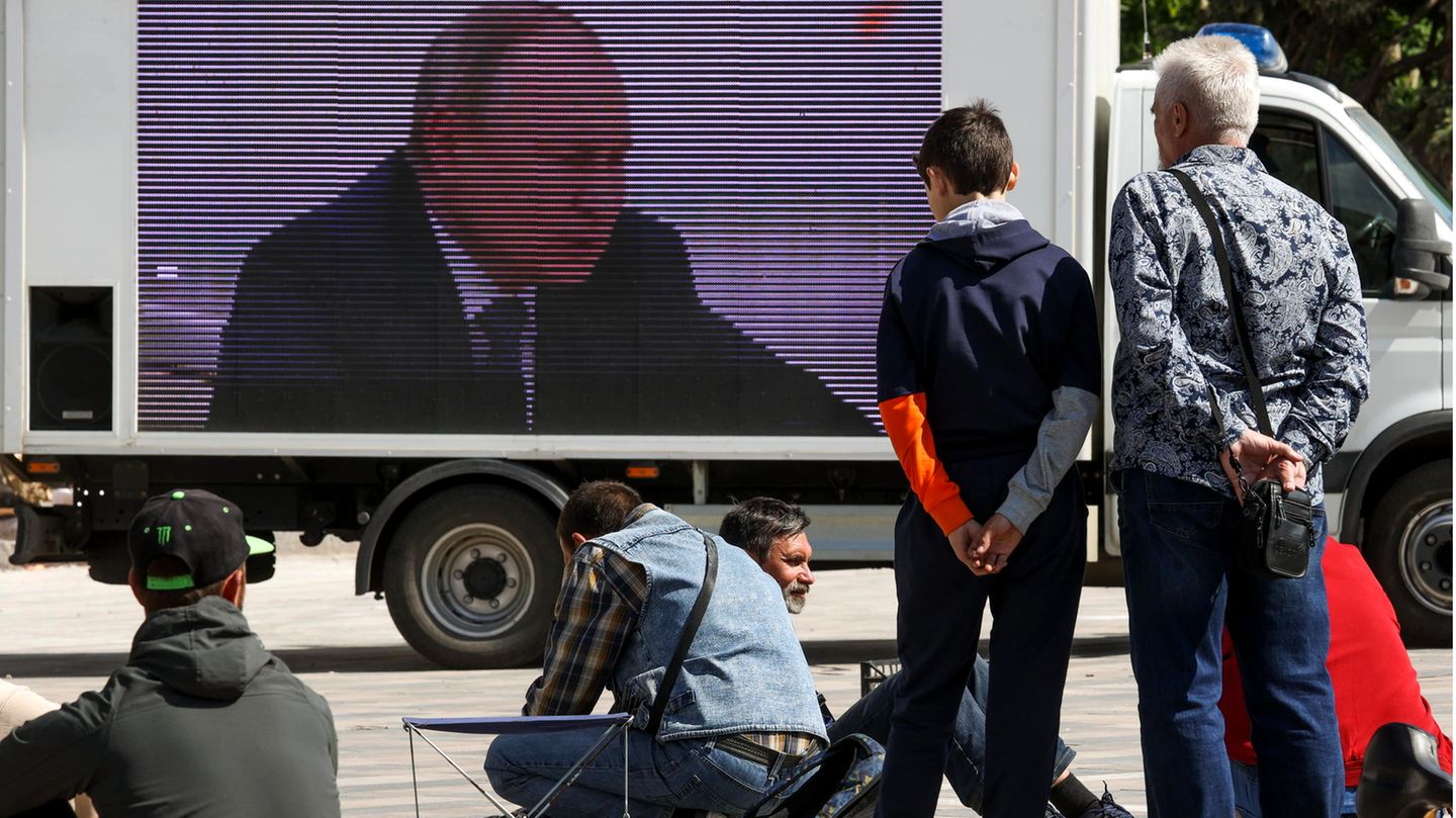Cars drive through Mariupol and show Russian state TV