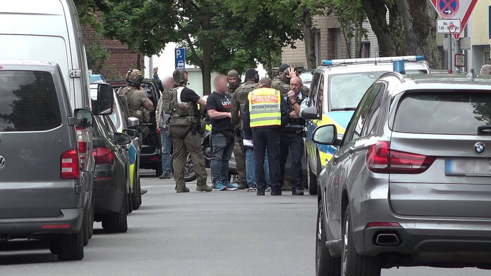 Polizeiaufgebot in Dinslaken an einer Schule