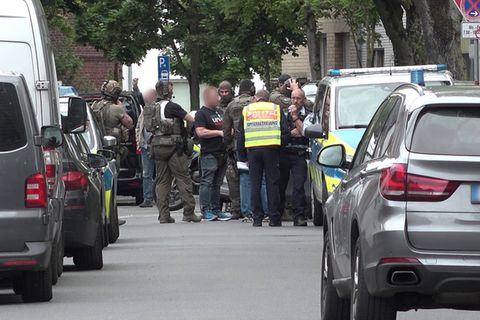 Polizeiaufgebot in Dinslaken an einer Schule