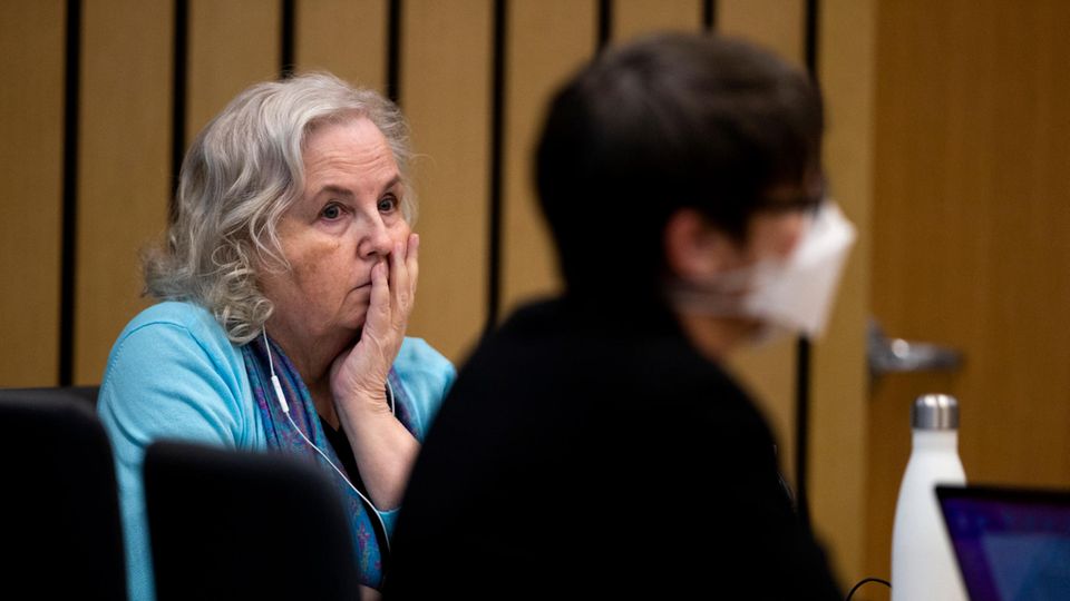 Autorin Nancy Crampton Brophy (l) sitzt im Gerichtssaal (Archivfoto)