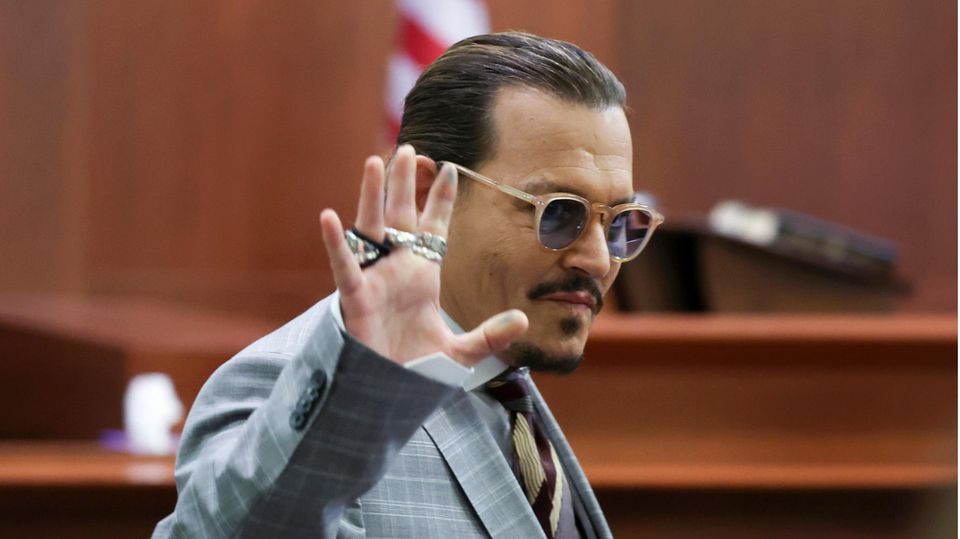 Johnny Depp, Schauspieler aus den USA, winkt während er den Gerichtssaal des Fairfax County Circuit Courthouse verlässt