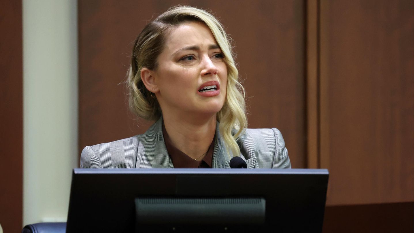 Amber Heard: Cross-examining Camille Vasquez gets heated
