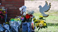 Texas, USA. Blumen und Fotos stehen vor der Grundschule in Uvalde im Bundesstaat Texas. Ein 18-Jähriger hatte dort 19 Schulkinder und zwei Erwachsene erschossen. Es ist die dritte Amokserie innerhalb weniger Wochen. Rufe nach strengeren Waffengesetzen mehren sich.
