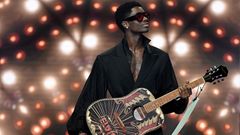 Cannes, Frankreich. Wer möchte sie nicht haben, die glitzernde Gitarre mit dem Aufdruck "Elvis"? Schauspieler Alton Mason hält das gute Stück auf einer Auktion der jährlich stattfindenden "amfAR Cinema Against AIDS "-Gala in Cannes.
