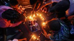 Gaza. Menschen zünden Kerzen für die getötete Al-Jazeera-Journalistin Shireen Abu Akleh an. Die Reporterin wollte eine israelische Militäroperation begleiten und wurde dabei von Soldaten erschossen – ein Kriegsverbrechen, wie eine palästinensische Untersuchung nun ergab.