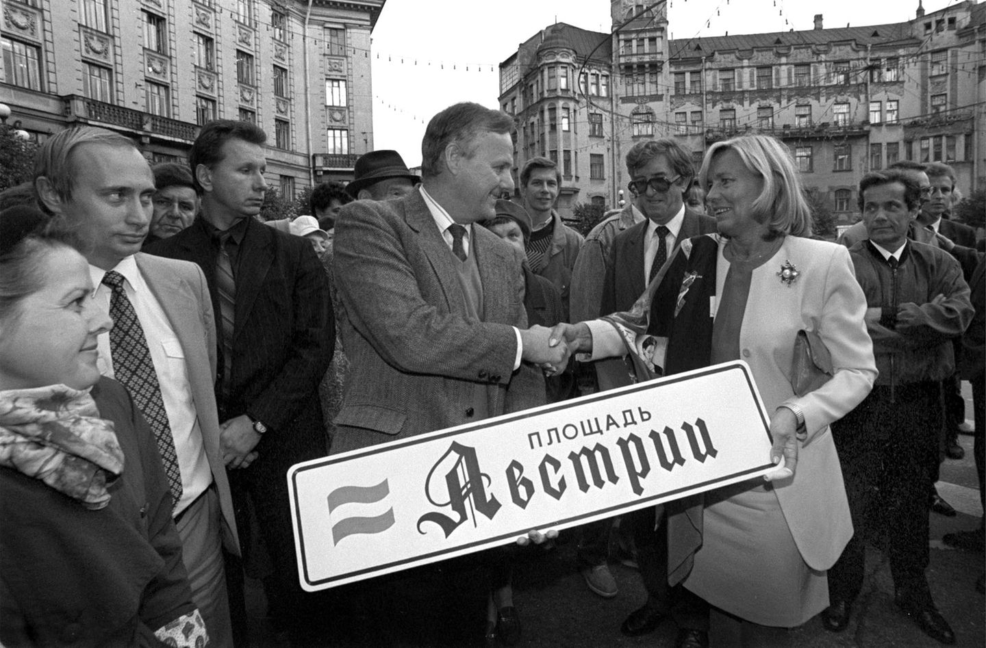 Alte Verbindungen Putin 1992 bei der Einweihung eines Österreich-Platzes mit Bundeskanzler-Gattin Christine Vranitzky.