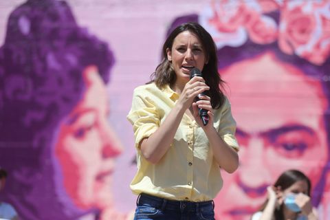 Spaniens Gleichstellungsministerin Irene Montero spricht am Mikrofon