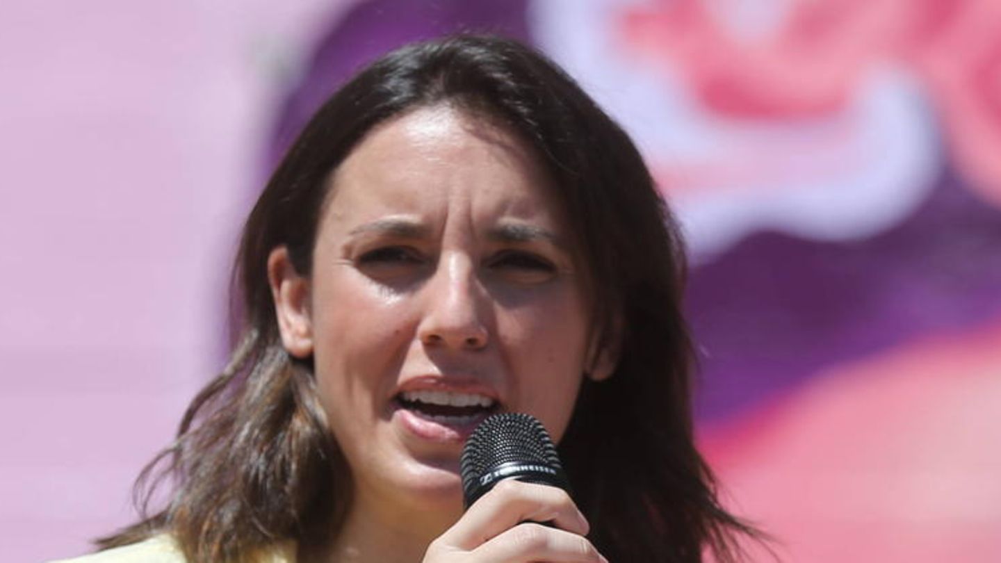Spaniens Gleichstellungsministerin Irene Montero spricht am Mikrofon