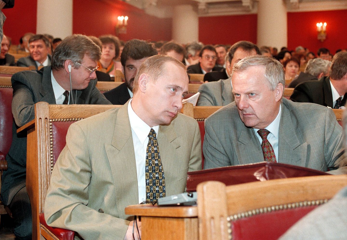 Alter Gönner geht, ein neuer kommt Putin besucht mit Sobtschak ein Wirtschaftsforum - als stellvertretender Leiter der Kreml-Liegenschaftsverwaltung