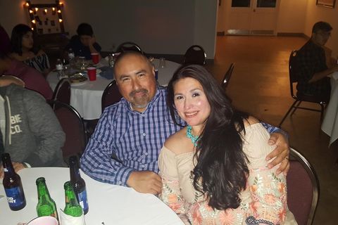 Joe und Irma Garcia sitzen an einem Tisch und lächeln