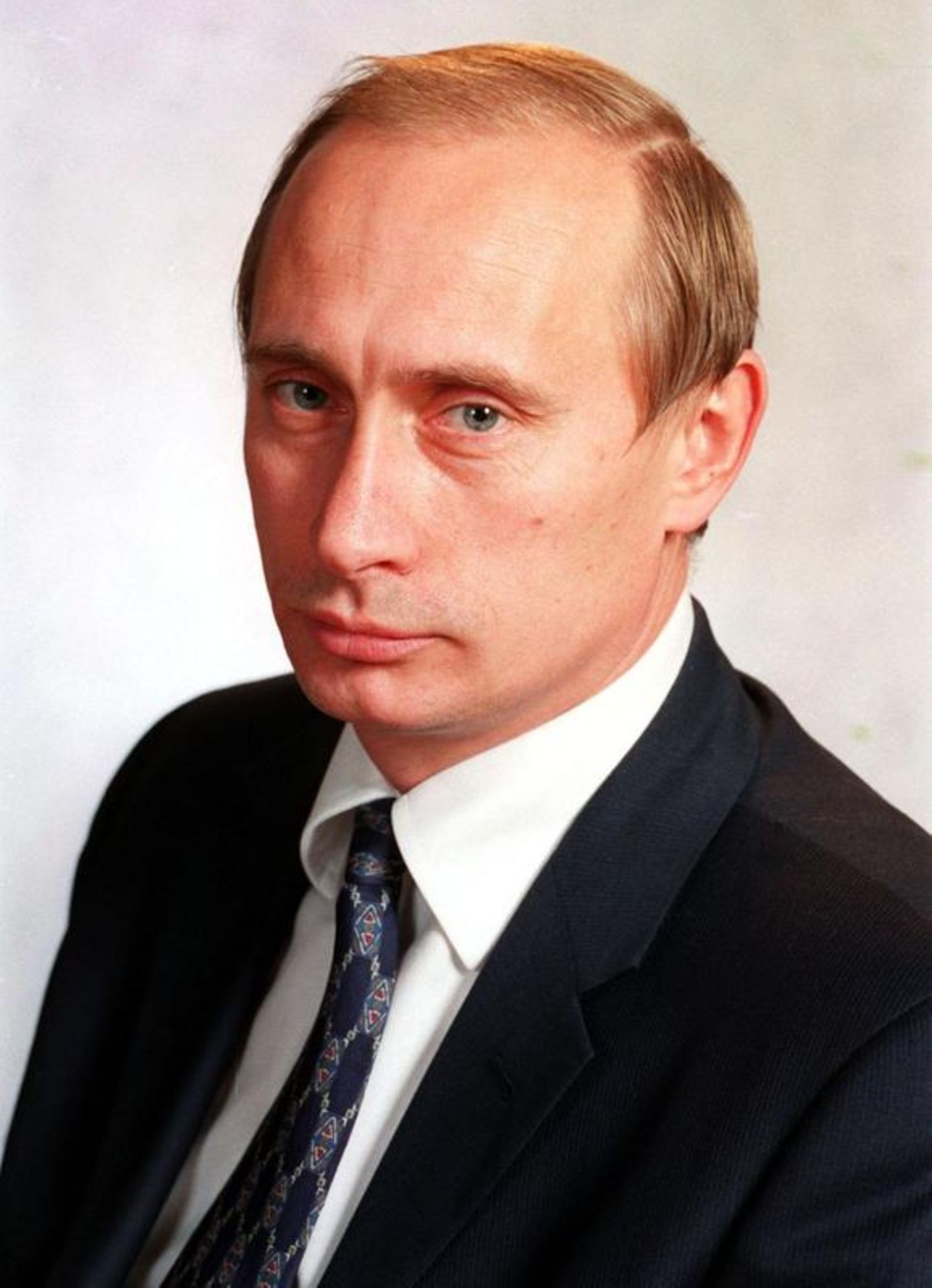 Von Motte zum Chef Im Juli 1998 geht für Putin ein Traum in Erfüllung: Mit 45 Jahren ist Putin an der Spitze der Geheimdienstler angekommen.