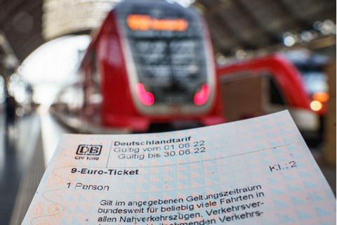 Ein frisch an einem Automaten der Deutschen Bahn erworbenes 9-Euro-Ticket, aufgenommen im Frankfurter Hauptbahnhof