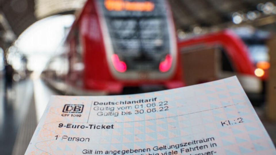 Ein frisch an einem Automaten der Deutschen Bahn erworbenes 9-Euro-Ticket, aufgenommen im Frankfurter Hauptbahnhof