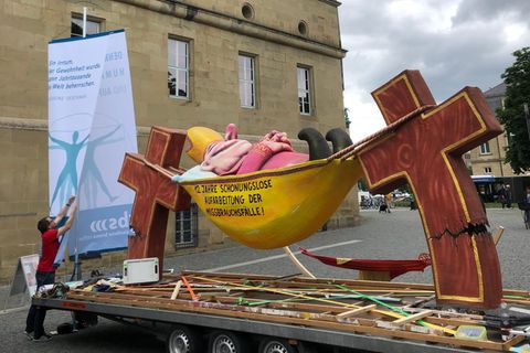 Eine Protestaktion der Giordano-Bruno-Stiftung: Auch die Folgen des Missbrauchsskandals in der katholischen Kirche waren ein zentrales Thema des 102. Katholikentages