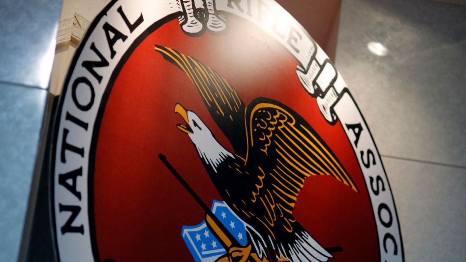 Das Logo der National Rifle Association ist auf einer Outdoor-Sportmesse in Harrisburg zu sehen