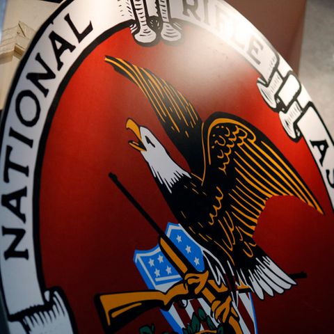 Das Logo der National Rifle Association ist auf einer Outdoor-Sportmesse in Harrisburg zu sehen