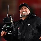 1. Für Jürgen Klopp, Trainer des FC Liverpool, ist es die vierte Final-Teilnahme in der Champions League. 2013 war er mit Borussia Dortmund zum ersten Mal dabei, danach erreichte Klopp drei Mal das Finale mit dem FC Liverpool, mit dem er 2019 den Titel aller Titel gewann. Jetzt hat Klopp die nächste Chance, den Olymp zu erklimmen. Ein Sieg würde ihm den dritten Titel in dieser Saison bescheren nach Liga-Pokal und FA-Cup. Seinen Counterpart Carlo Ancelotti kennt Klopp übrigens ziemlich gut. Das Finale von Paris ist bereits das elfte Duell der beiden Großtrainer. Die Bilanz ist ausgeglichen: Drei Siege und drei Niederlagen gab es jeweils, und vier Unentschieden.