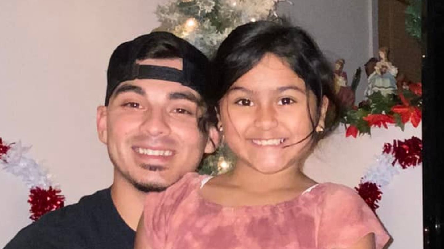 Amerie Jo sitzt auf dem Schoß ihres Vaters Angel Garza