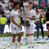 Toni Kroos (r.) spielt und spielt und spielt. Seit acht Jahren häuft der deutsche Nationalspieler Ruhm und Titel mit Real Madrid an. Im Bild ist er mit Mittelfeld-Partner Casemiro Ende April zu sehen, wie sie den Meisterschaftspokal halten. Die Champions League gewann der gebürtige Greifswalder ein Mal mit den Bayern und drei Mal mit Real. Mit Casemiro und Luka Modric bildet er das ewig gleiche Mittelfeld, dem man vor der Saison nicht viel zutraute, aber siehe da, die alten Herren (Kroos 32, Casemiro 30 und Modric 36 Jahre alt) lieferten und spielten ihre ganze Routine aus.