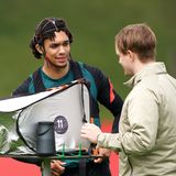 Noch nie von Neuro11 gehört? Ist ein deutsches Start-up aus Potsdam. Die Jung-Unternehmer wandten sich direkt an Klopp, und der hatte ein offenes Gehör für die Neurowissenschaftler. Die versprechen, die mentale Stärke von Sportlern besonders bei Standardsituationen deutlich zu steigern. Dazu messen sie die Gehirnströme der Fußballer bei Elfmetern und Freistößen. Das Ziel der Methode bestehe darin, "die Spieler beim Ausführen einer Standardsituation in den "Flow" zu bekommen, einen mentalen Zustand, in dem sie weder besonders erregt noch besonders entspannt sind", schrieb der "kicker". Die ersten Liverpooler Profis, die sich vermessen ließen, waren Mohamed Salah, James Milner, Harvey Elliott und Trent Alexander-Arnold (im Bild mit Drähten am Kopf). Für die Liverpooler kann man nur hoffen, dass sie den "Flow" mit ins Finale nehmen.