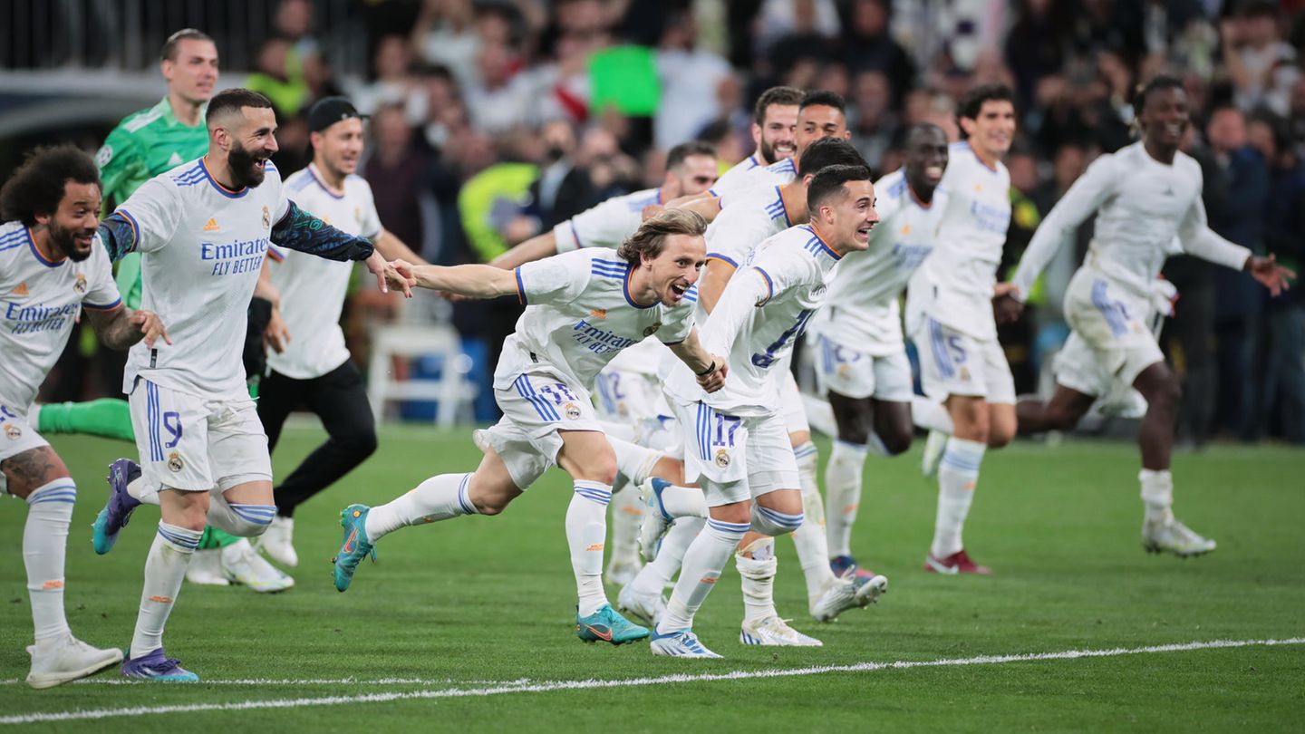 Champions League: ... der Gegner aus der spanischen Hauptstadt mindestens ein genauso großes Mentalitätsmonster ist. Im Halbfinale gegen Manchester City drehte Real einen Zwei-Tore-Rückstand in der Nachspielzeit in einen Ausgleich, rettete sich so in die Verlängerung und gewann am Ende durch ein Tor von Karim Benzema. ... der Gegner aus der spanischen Hauptstadt mindestens ein genauso großes Mentalitätsmonster ist. Im Halbfinale gegen Manchester City drehte Real einen Zwei-Tore-Rückstand in der Nachspielzeit in einen Ausgleich, rettete sich so in die Verlängerung und gewann am Ende durch ein Tor von Karim Benzema.