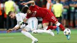 2018 standen sich beide Teams schon einmal in einem Champions-League-Finale gegenüber. Und angeblich spielt dieses Foul keine Rolle mehr für den FC Liverpool. Sergio Ramos foulte damals in Judo-Manier Salah. Der Liverpooler Angreifer Salah verletzte sich schwer an der Schulter und musste früh raus - eine deutliche Schwächung für die Engländer. Zudem schlug Ramos Torwart Loris Karius verdeckt den Ellenbogen ins Gesicht, so dass der danach Probleme hatte. Der Sieg von Real war so gesehen dreckig und Ramos wurde zum Bad Boy des europäischen Fußball abgestempelt. Von Revanche will bei den Engländern dennoch niemand sprechen. Zum Glück für alle Beteiligten ist Ramos nicht mehr dabei, er spielt mittlerweile für PSG.